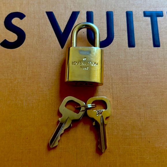 EUC LV PADLOCK AND KEY BRASS GOLD # 317 - Picture 6 of 9